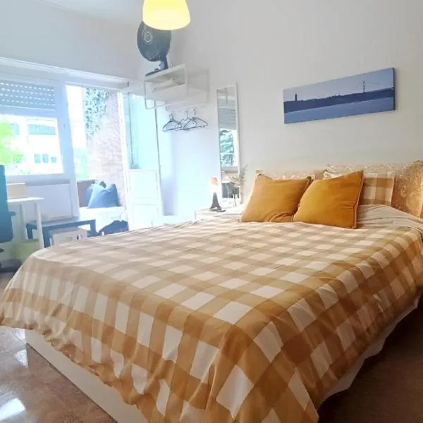 Private Rooms in Shared Apartment - Shared Bathroom and Dog Friendly, hotel em Lisboa