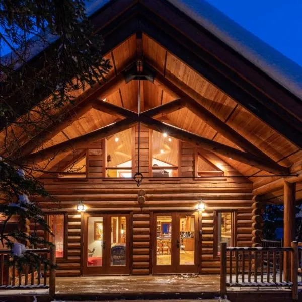 GrizzPaw Lodge - Mountain Resort - 5 Bedroom Chalet - Sleeps 14 People, Hotel in Golden
