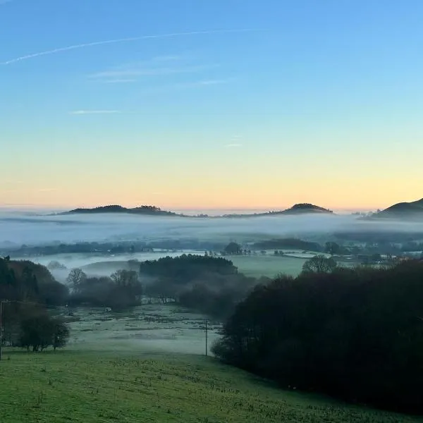 Carol Anns Caravan, Working Farm Stay, Rural, Private, Fire Pit for hire, Dogs on request, hotell sihtkohas Pontesbury