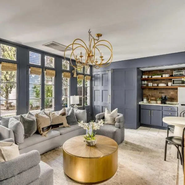 Serene Cottage with Beautiful Garden and Heated Pool, hotel v destinaci Charleston