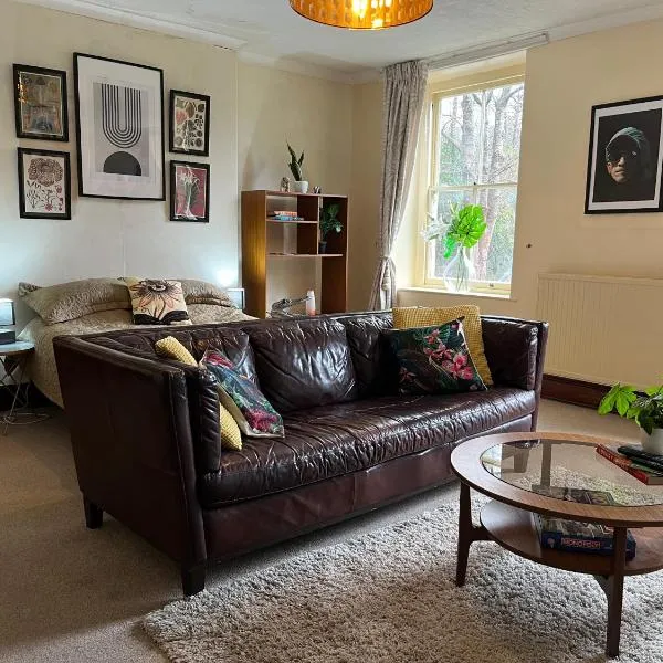 Large Corris apartment with kitchen & lounge and adjoining bathroom, ξενοδοχείο σε Dolgellau