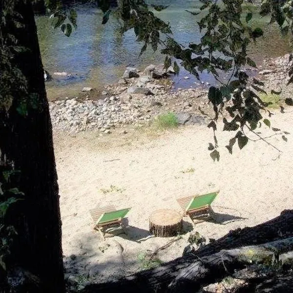 Riverside Court RV and Cabins, hotel in Grand Forks