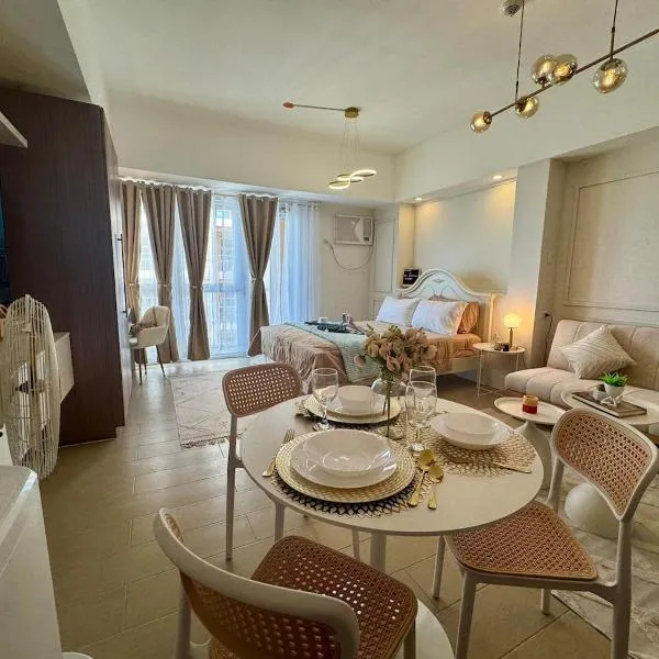 Chic Staycation with Balcony,few step in venice mall, hotel u Malini