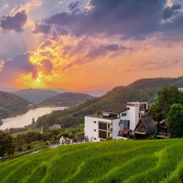 Yichun Jiuyu Xinzhi Light Luxury B&B, hotel u gradu 'Yichun'