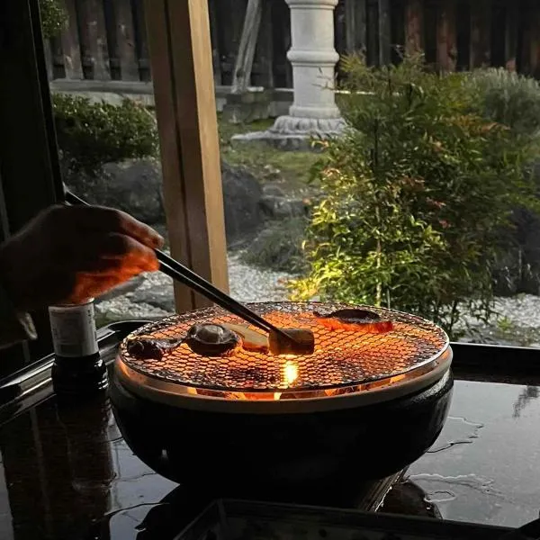 朝食夕食付きで最高ランクの飛騨牛希少部位と地元野菜の炭火焼きディナーを体験できる古民家宿ゲストハウスつぐや, hotel in Kurono