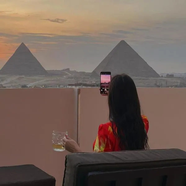 Pyramids View Rooftop Apartment, hotel in Ghaţāţī