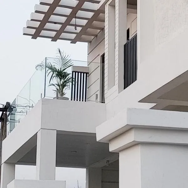 Saya's Abode - Railview Suites, hotel en Tezpur