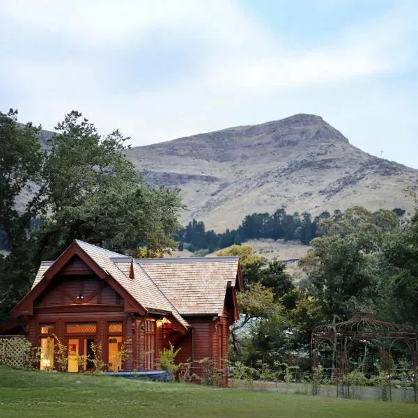Casterton Cottage, paradise garden with spa,位于基督城的酒店