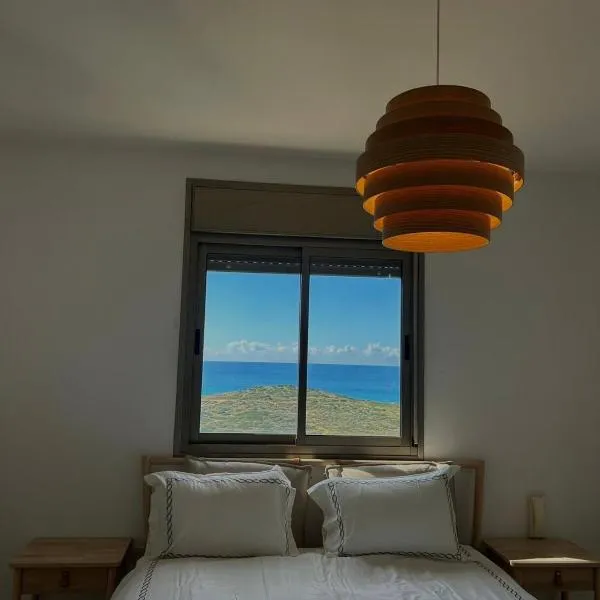 The Kingfisher -- Sea, Nature, You A relaxing vacation for up to 6 people, hôtel à Giv‘at Olga