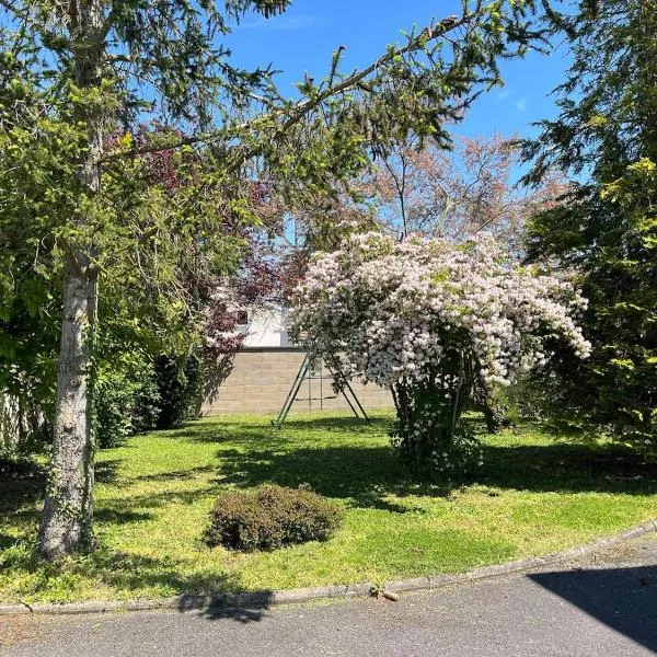 Maison avec grand jardin - House with large garden, hotel v destinaci Fagnières