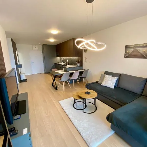 NEW apartment with free garage parking near the airport, hotel v destinaci Prievoz