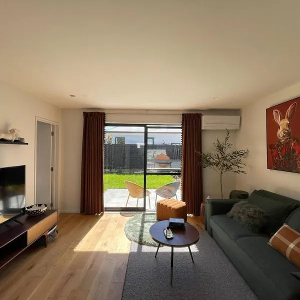 The Gilded Cross - Luxury CBD 3 Bedrooms, hotel in Christchurch