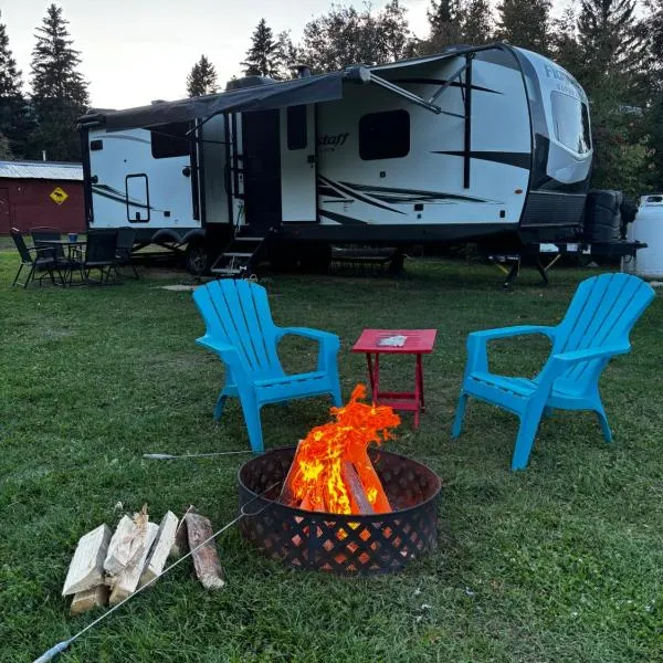 Luxury Rocky Mountain Glamping in Golden Canada Family Friendly AC Campfire Northern Lights Stargazing, hotel in Golden