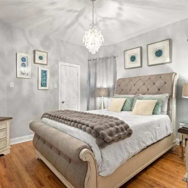 New Luxurious 5BD-2BA Home-FREE WINE-2CAR Parking, hotel in Chicago