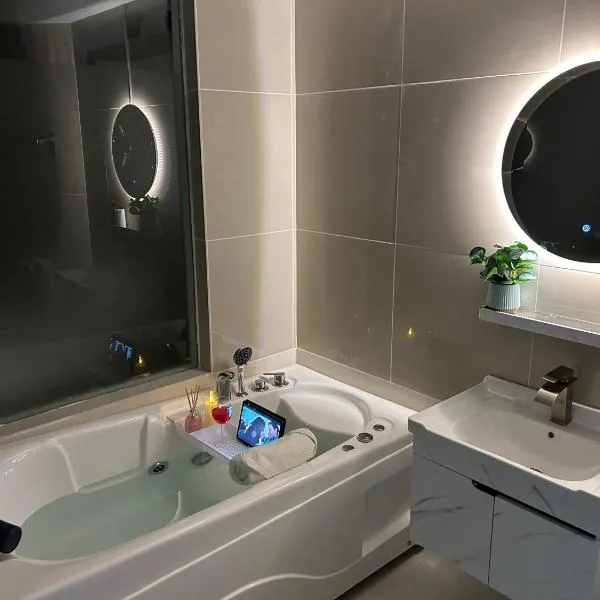 Relaxing Muji Retreat with Jacuzzi, Retro Games, MRT，位于吉隆坡的酒店