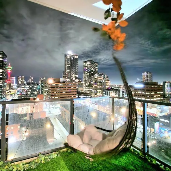 Luxurious Downtown condo with spectacular views, hotel in Calgary