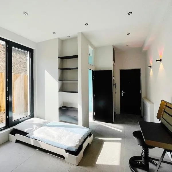 Room with a bathroom and private entrance door, hotel i Berlin