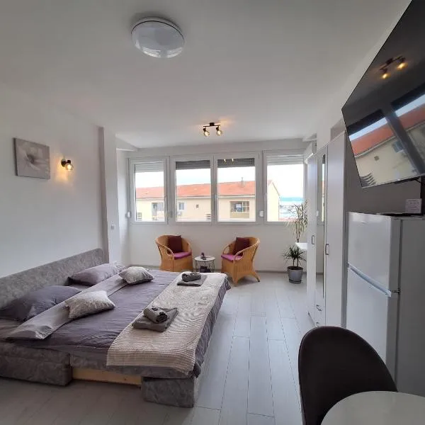 Mystic Grey Studio Apartment, hotel in Ploče