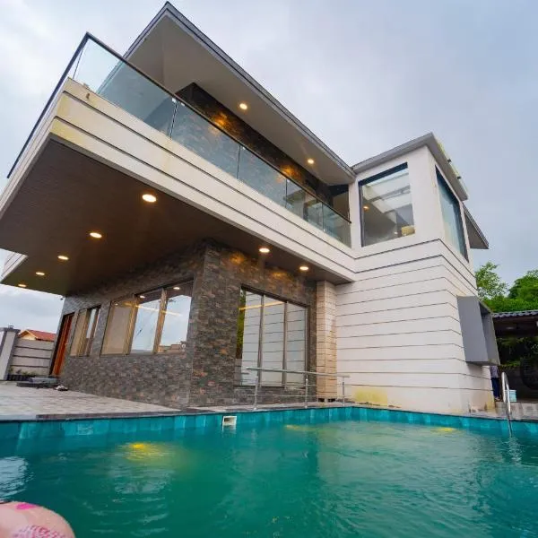 Royal Cabana Lonavla - 6BHK Luxury Villa with Heated pool and Turf, ξενοδοχείο σε Lonavala