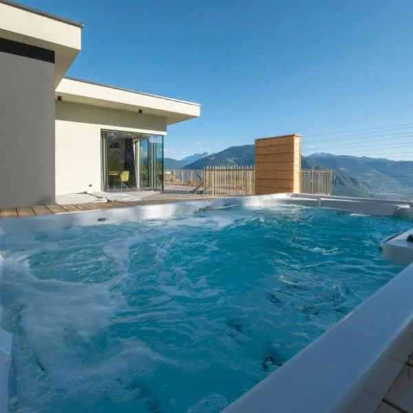 NoAN Panorama Suiten - D i c k e n s, hotel em San Genesio Atesino