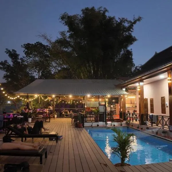Funny Riverside Backpackers, hotel en Luang Prabang