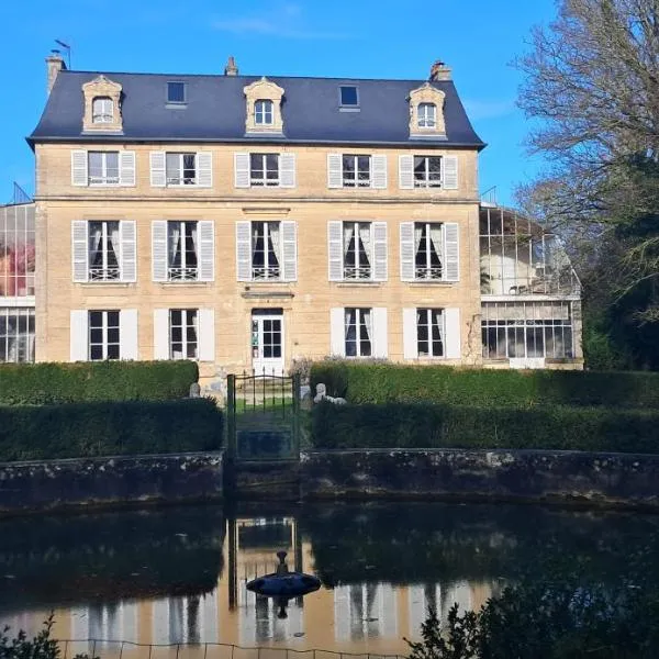 Chambres d'Hôtes Château de Damigny, Hotel in Saint-Martin-des-Entrées