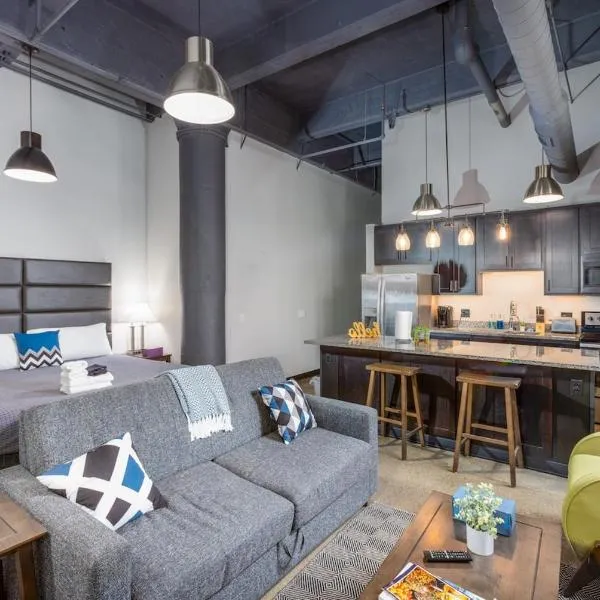 Steps 2 Everything! - KING Bed - Amazing Roof and Gym, ξενοδοχείο στο Πίτσμπουργκ