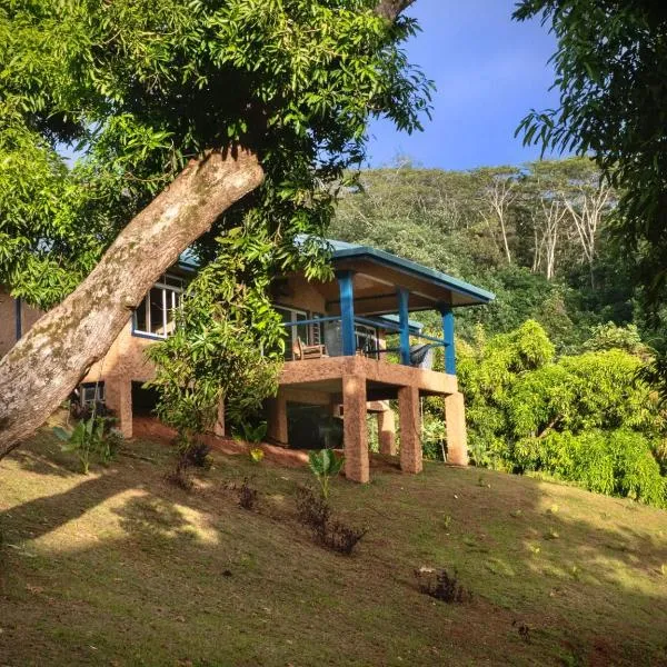 Potter House TSUKAMOTO Vue sur Baie de Maroe, hotel in Huahine