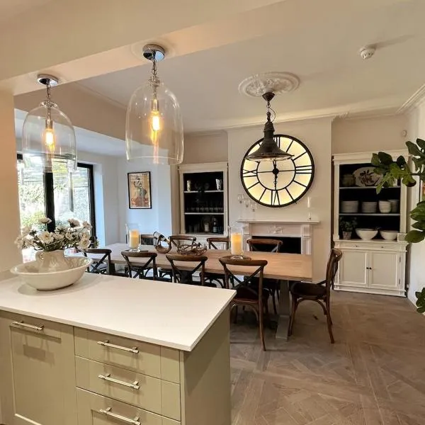 Stunning Town House in City Centre- Free Parking!，位于巴斯的酒店
