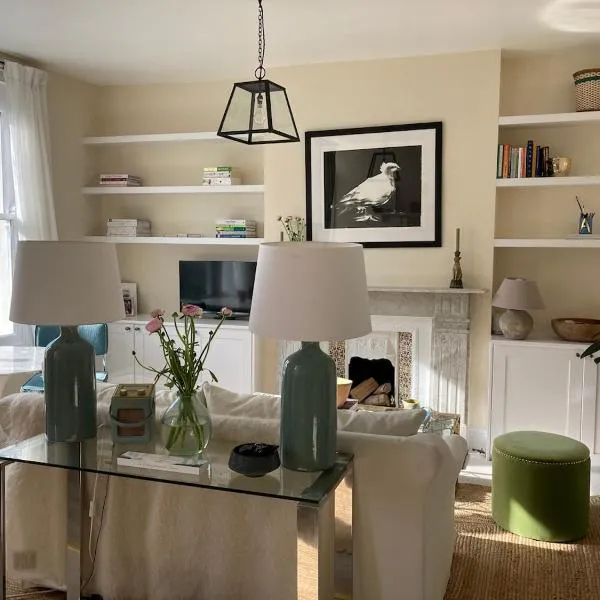 Pretty Putney flat close to the river, hotel in London