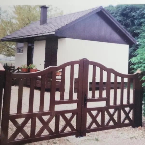 Chalet "chez Sara" au bord du canal, Hotel in Pagny-la-Ville