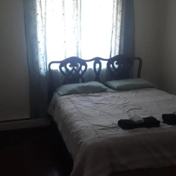 Cozy & bright private one-bed rm, Hotel in Edmonton