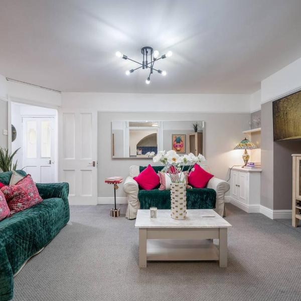 Niru Experience Chelsea Oasis with Courtyard, Лондон