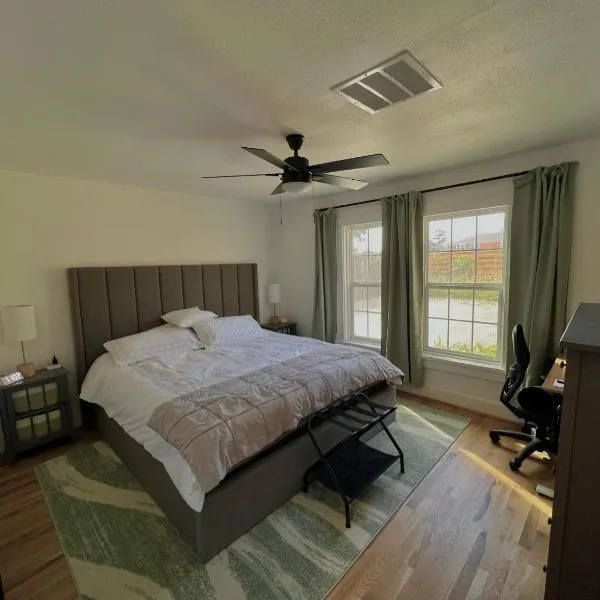 Long Term, Blackout Curtain, 2 Monitor, King Bed Room in 2 BR Home, hotel in Houston