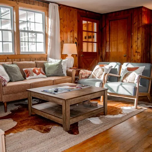 Birch House: Cozy Cabin 5 min from Okemo, Hotel in Ludlow