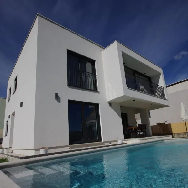 PERISKA Home, hotel in Kaštela
