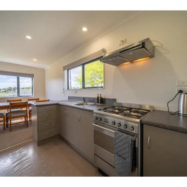 Cosy Lakeside - Manapouri Holiday Home, khách sạn ở Manapouri