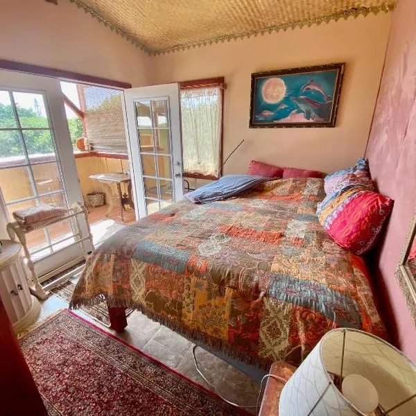 Artsy Cabin on Organic Farm、Naalehuのホテル