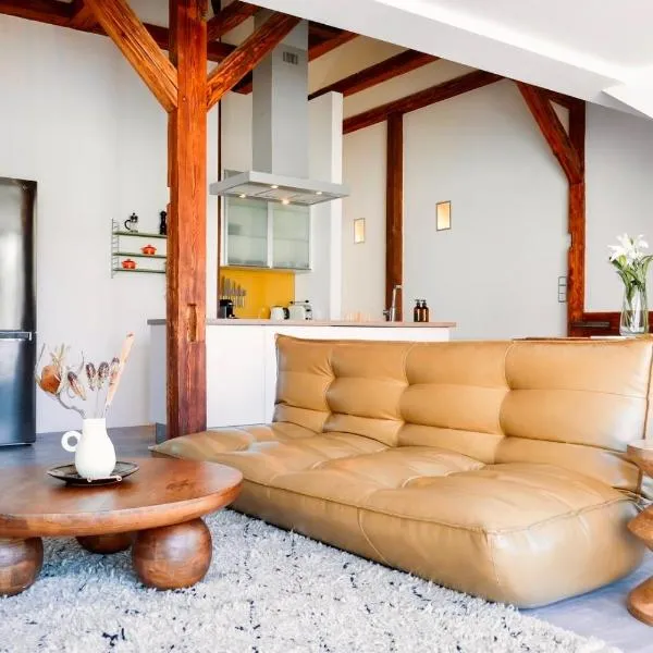 Helles Design-Loft im Zentrum mit Schlossbergblick, hotel ve uŠtýrském Hradci