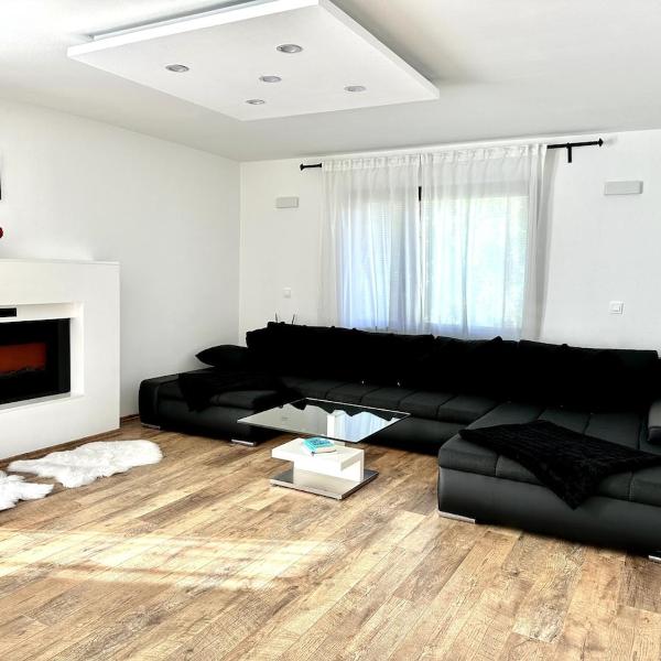 Spacious Cosy Apt with Pool and Parking, Pesnica pri Mariboru