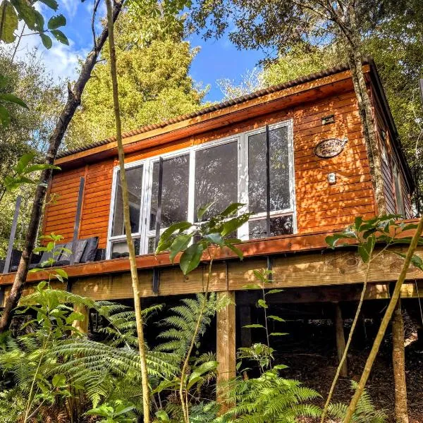 Fantail Bush Chalet, hotel in Parakakau