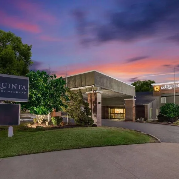 La Quinta Inn by Wyndham El Dorado, hotel in El Dorado