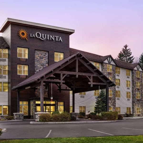 La Quinta Inn & Suites by Wyndham Lake George, hotel u gradu Lejk Džordž