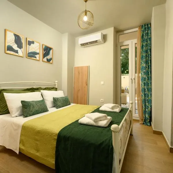 Petite Apt with patio at Garitsa!, khách sạn ở Corfu Town