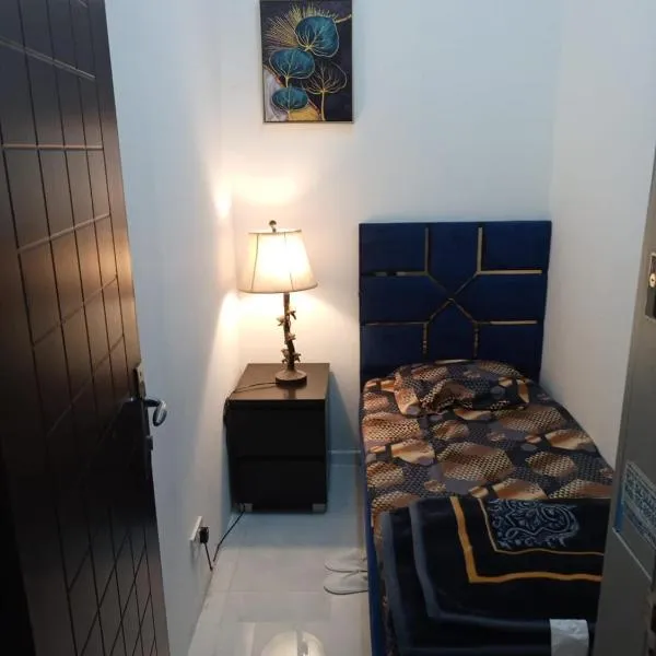 Elite Space Partition room in Dubai very near Union and Banyas Metro - Creek - Gold Souq, ξενοδοχείο στο Ντουμπάι