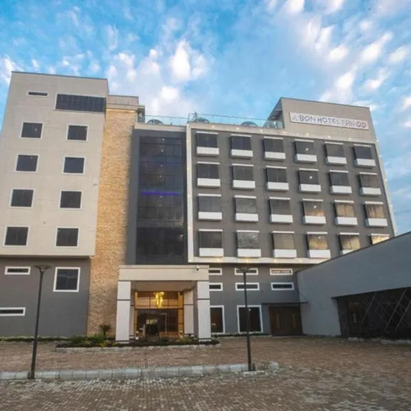 Tripod By Pedestal Hotel, hotel di Owerri