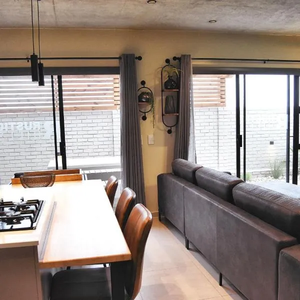 Rustic Hills #1 Luxury Self Catering unit, hotel in Swakopmund