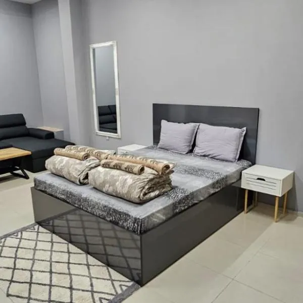 Ново! New Studio PANDORA, hotel in Sliven