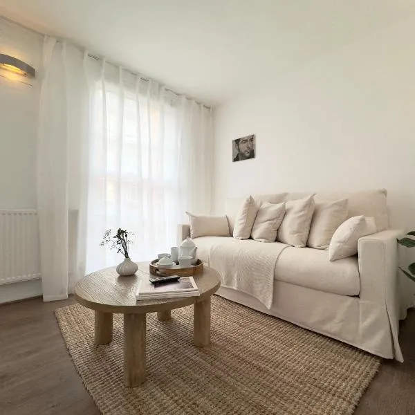 Chic Marble Arch with 100 inch Cinema & Premium Mattress, by The Design Traveller, hotel in London