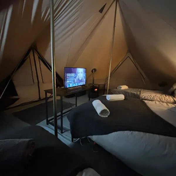 Cozy Hot Tent with Log Burner & Hot Tub Left Tent, ξενοδοχείο σε Dwyran